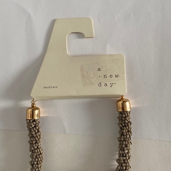 A new day beige seedbead statement necklace - Picture 5 of 5